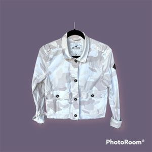 This excellent condition Hollister camouflage jacket. In size M.